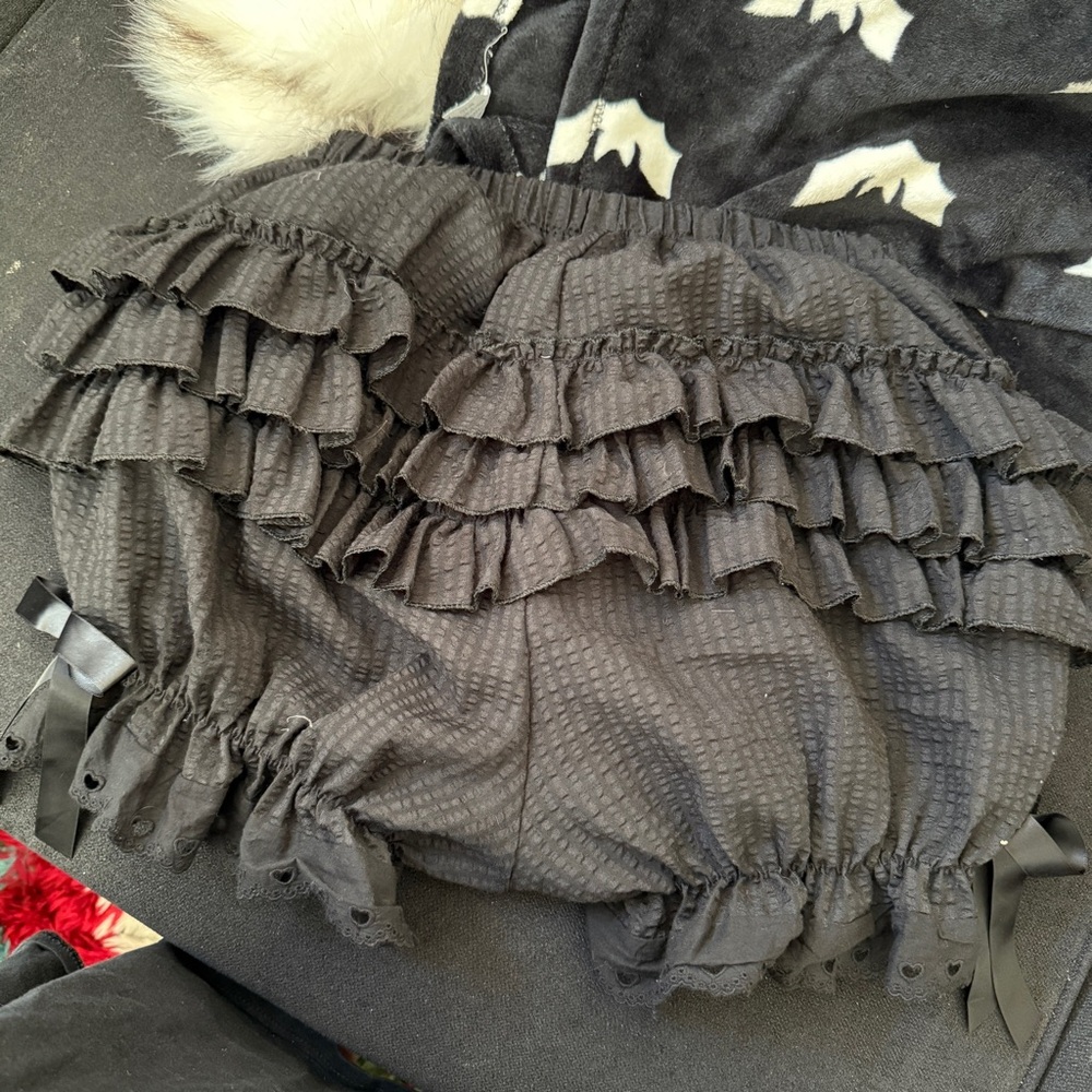 Black bloomer shorts 🖤 - Picture 4 of 4